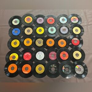 Lot Of 30 Vinyl Records 7” 45 Rpm. Various Music Genres Singles Or For Crafting